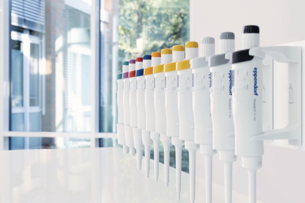 lab-scene_Research-3-neo_Eppendorf-Research-3-neo-single-channel-pipette-volume-variety-on-wall-holder_Volume-variety-of-Ep - CMYK